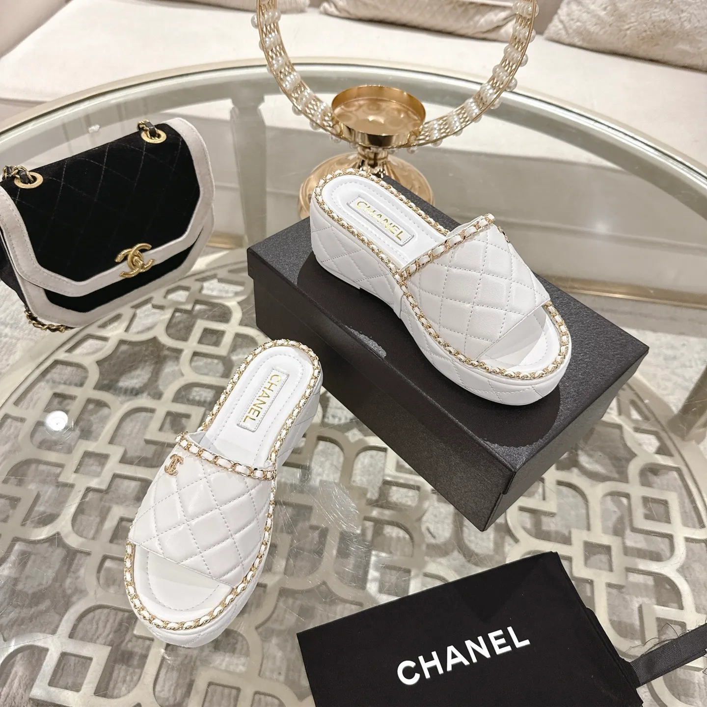 👟👟Ex-factory price 600👟👟 𝐂𝐇𝐀𝐍𝐄𝐋 | Xiaoxiang 25𝐬𝐬 🦋2025 Spring and Summer New Products Counter Classic Xiaoxiang Double C Diamond Chain Slippers Series New〰 🍬 The absolute best in the BS fashion circle. Matching will perform meticulously Minimalist, classic elements that will never fade away 💋 Show unique dressing style, too beautiful to say anything. A must-have for summer... Upper: Original high-customized lambskin Lining: Imported mixed sheepskin lining Outsole: Original molded non-slip outsole Shoe size: 35-39 (34.40.41.42 customization is not returnable)